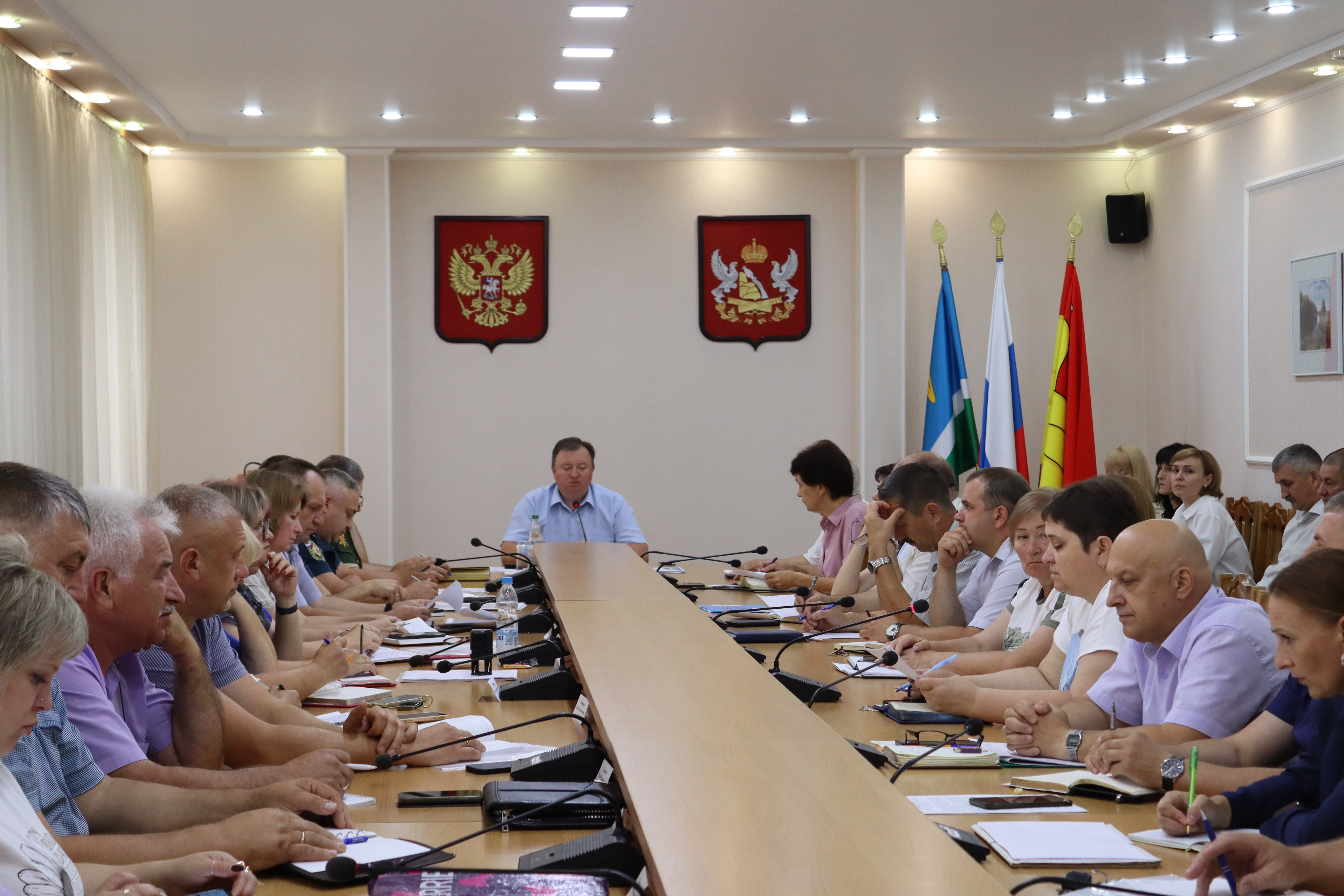 На планёрке в администрации.