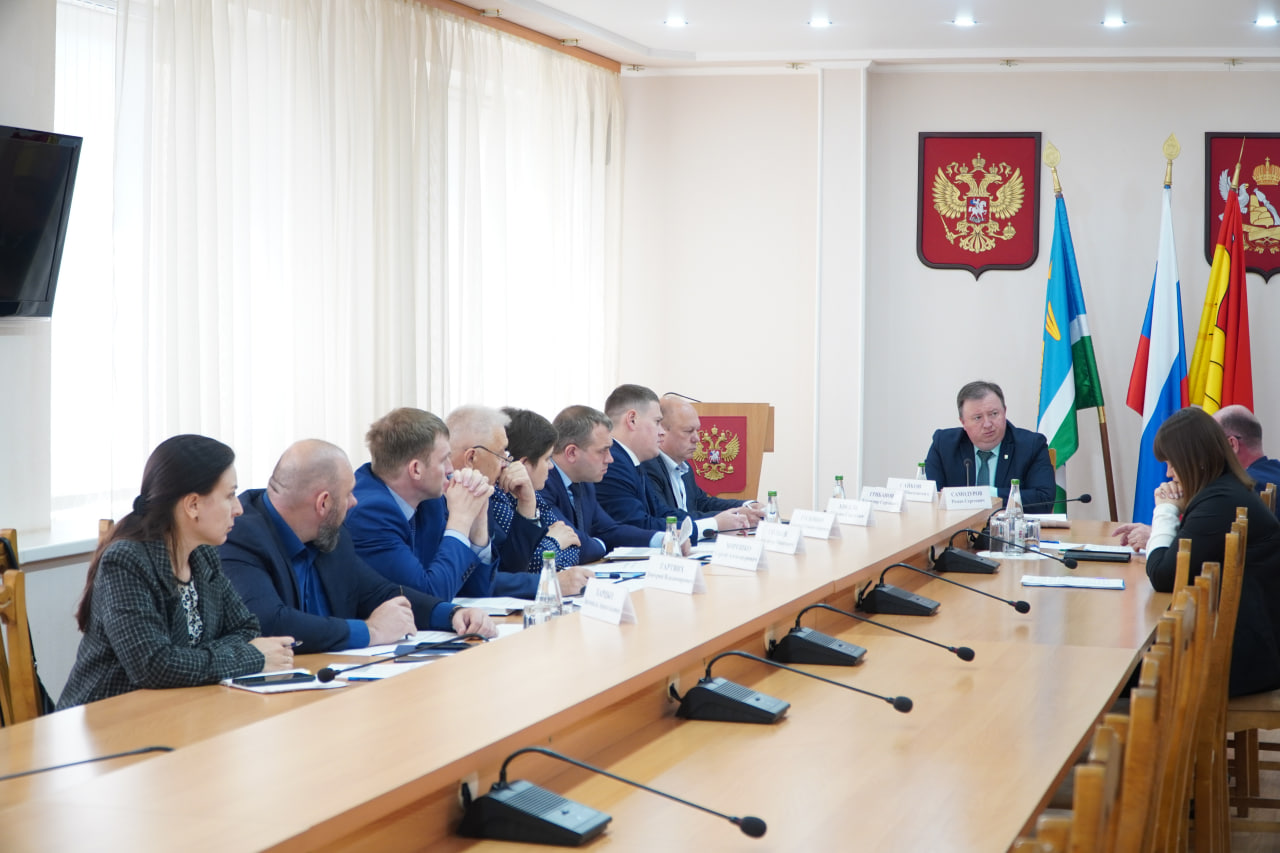 На комиссии.