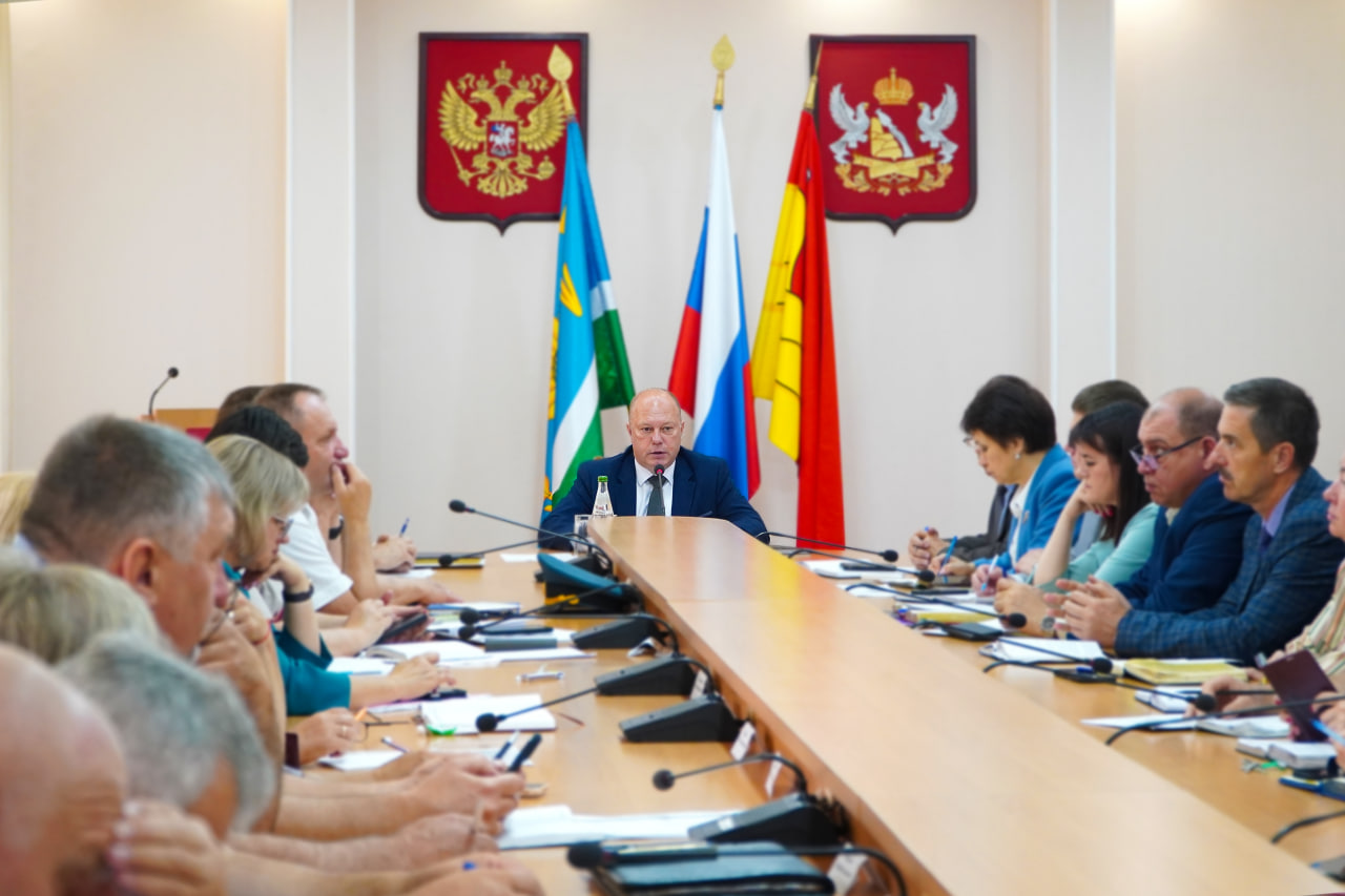 На планёрке в администрации.