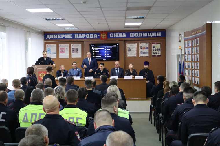 Сотрудников ОВД поздравили с праздником. Сотрудников ОВД поздравили с праздником.