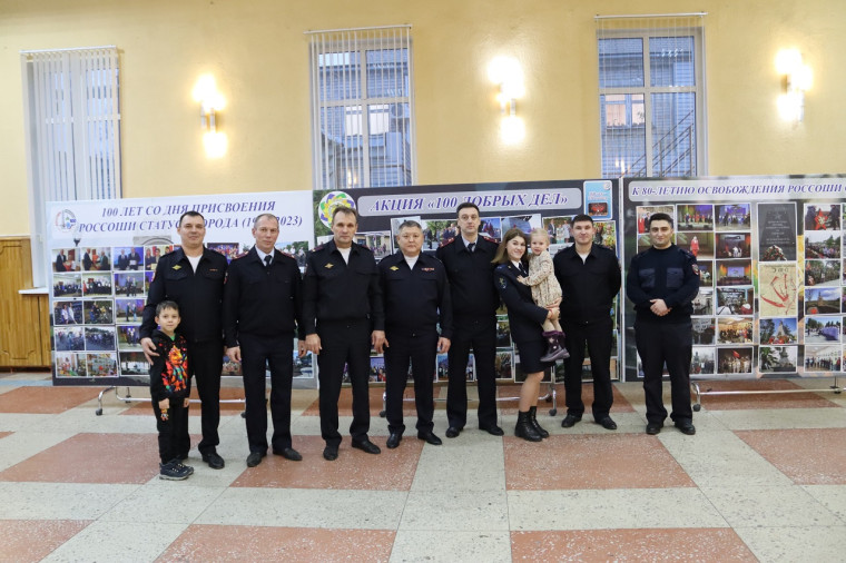Сотрудников МВД поздравили с праздниками. Сотрудников МВД поздравили с праздниками.