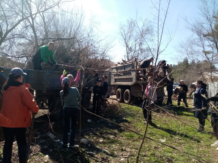 В урочище «Городская сосна» прошел субботник. В урочище «Городская сосна» прошел субботник.
